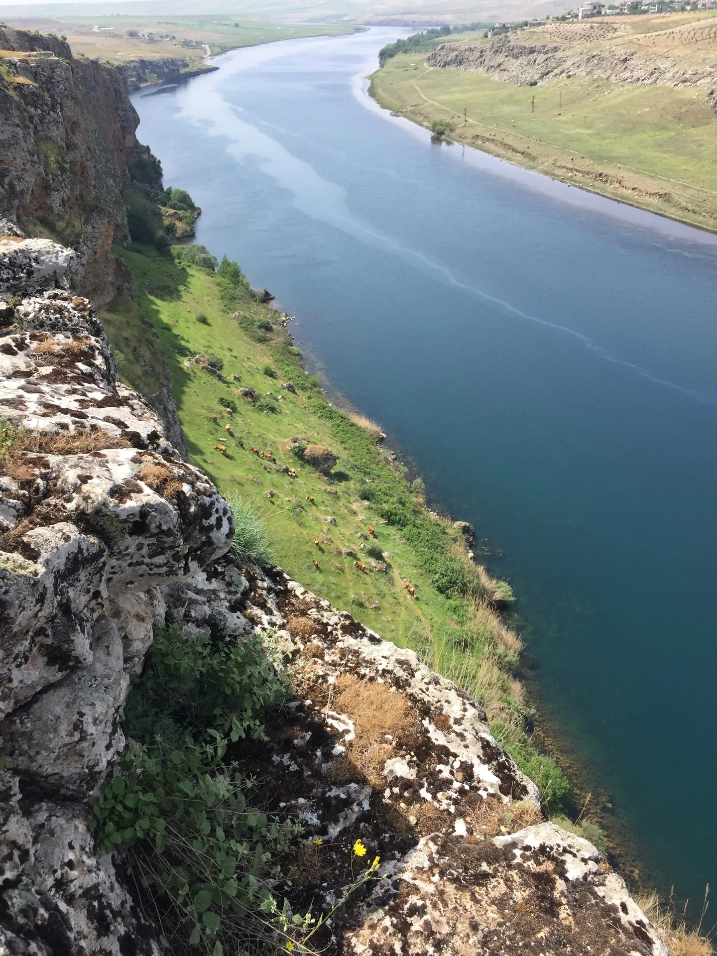 Kayalık bir uçurumdan Fırat Nehri'nin oyduğu vadiye bakış