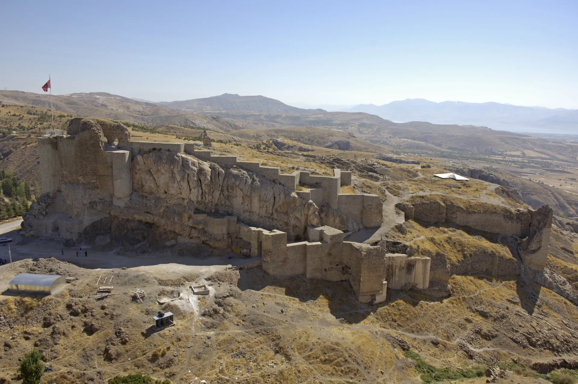 Elazığ ovasına hâkim tepede Harput Kalesi'nin taş duvarları