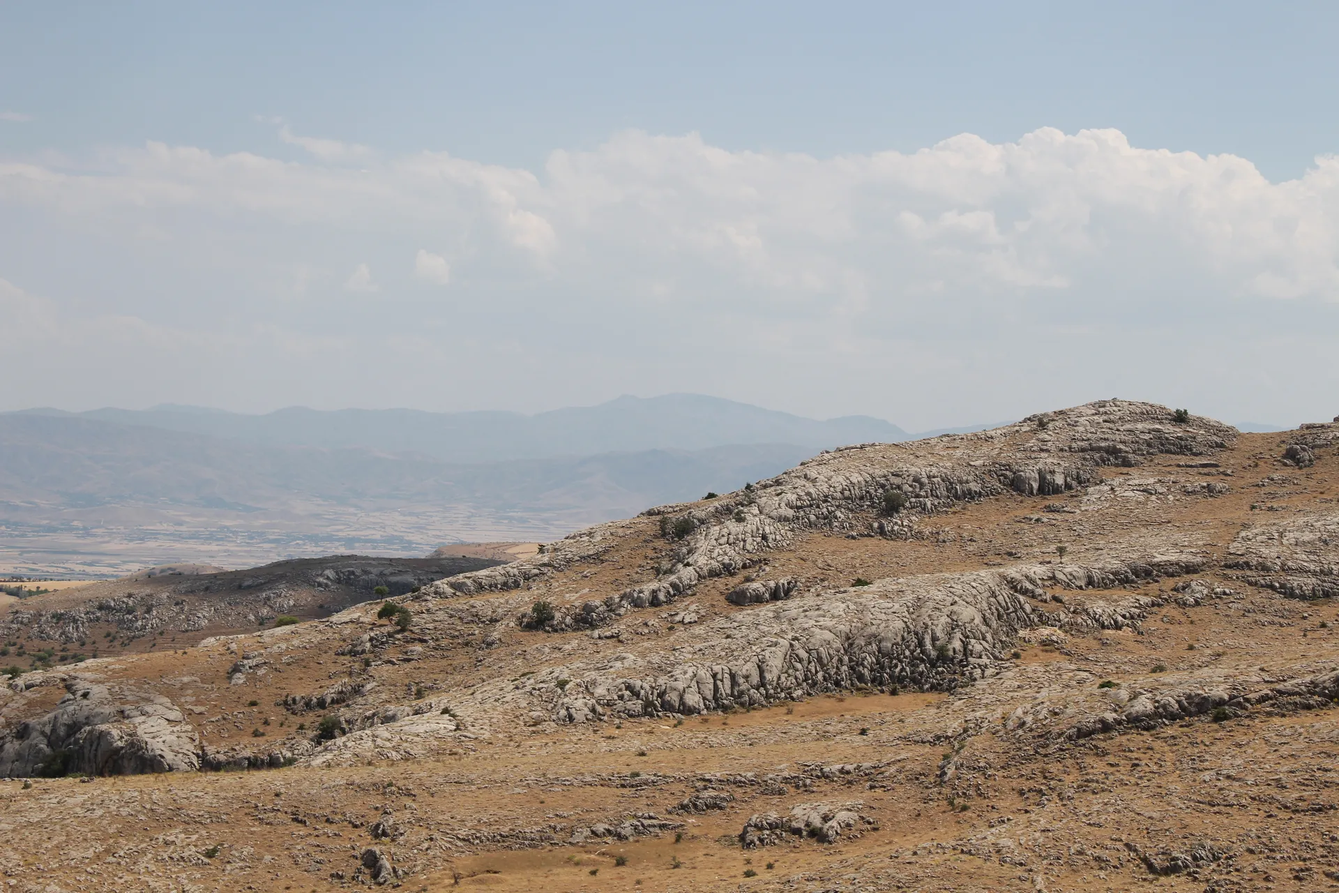 Elazığ'ın kayalık dağlık dokusu — Saklıkapı Kanyonu'nun kendisi değildir